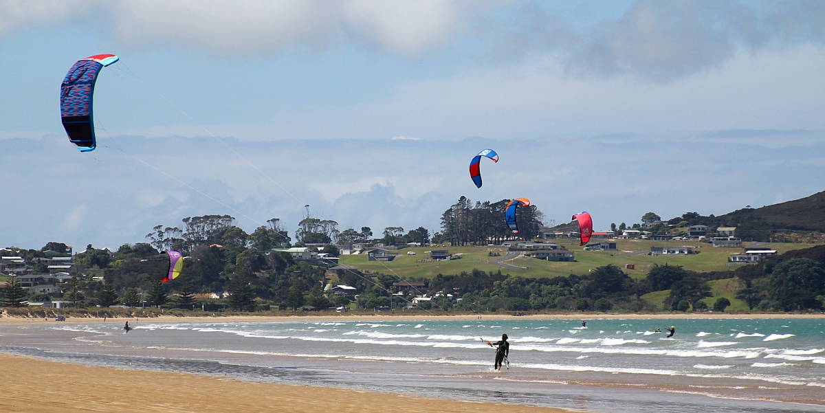 kite surfers kite surfers